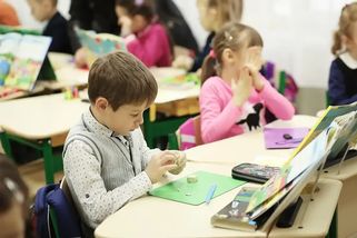 Dnešní děti nevydrží ani 45 minut dávat pozor. Starý model výuky přestává fungovat, školy proto čeká radikální změna